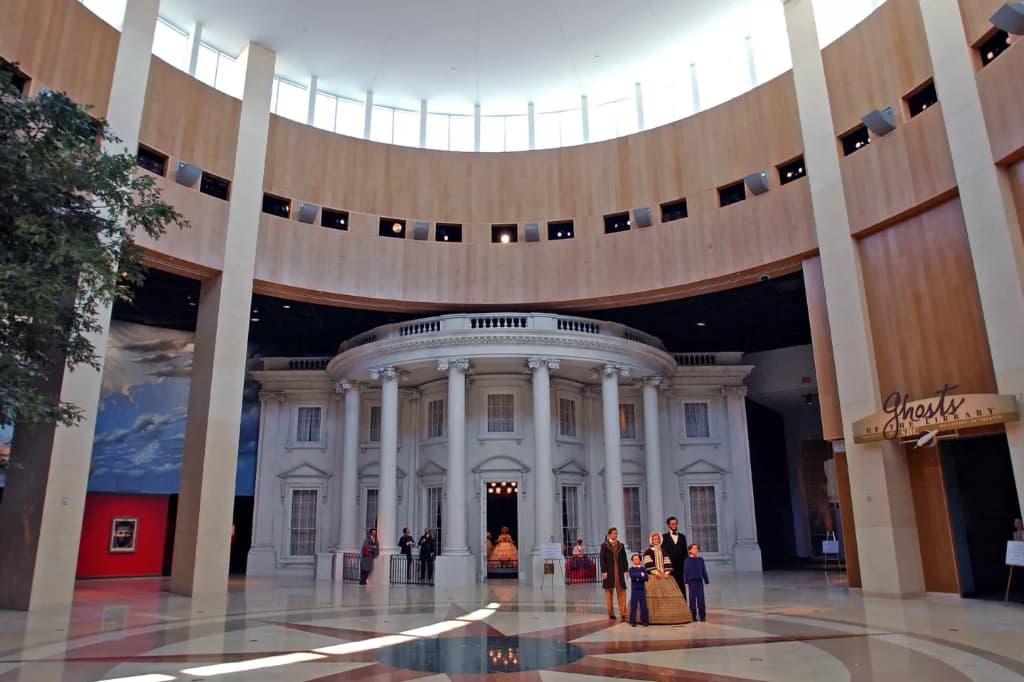 Museum rotunda background